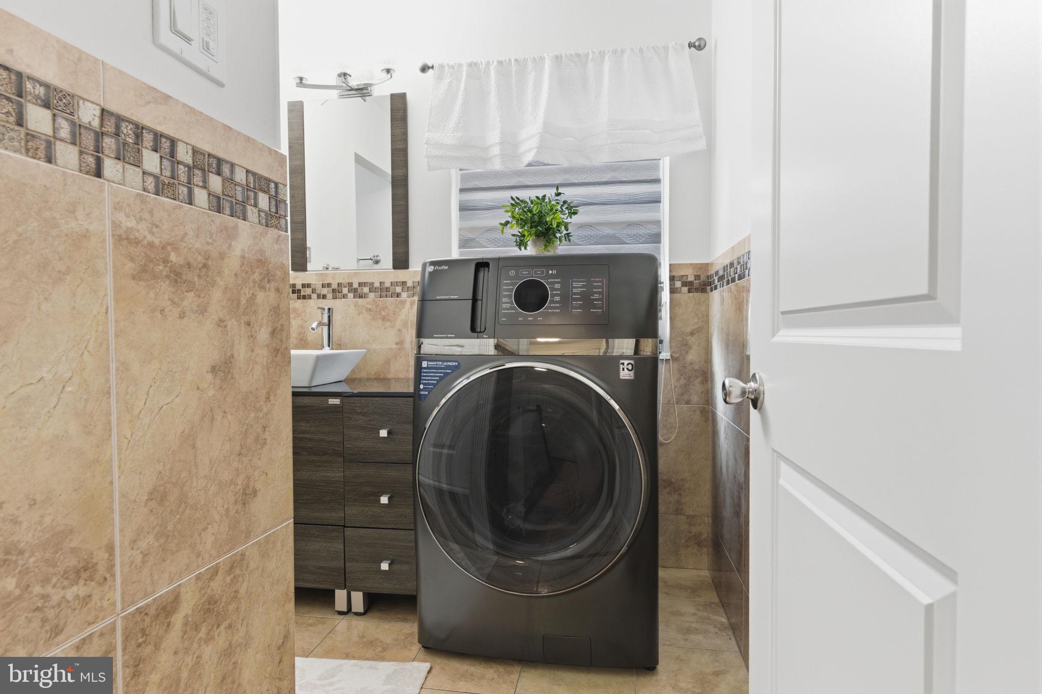 148 Rennard Street Philadelphia, PA 19116 - Photo 17 of 31 a utility room with dryer and washer