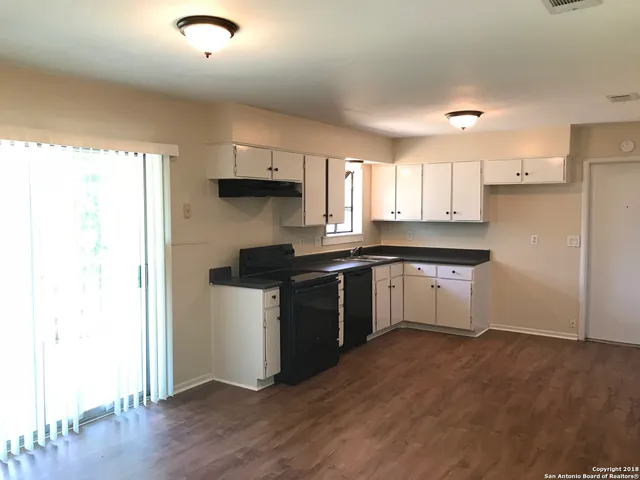 $1,400 | 5874 Castle Run, San Antonio, TX 78218