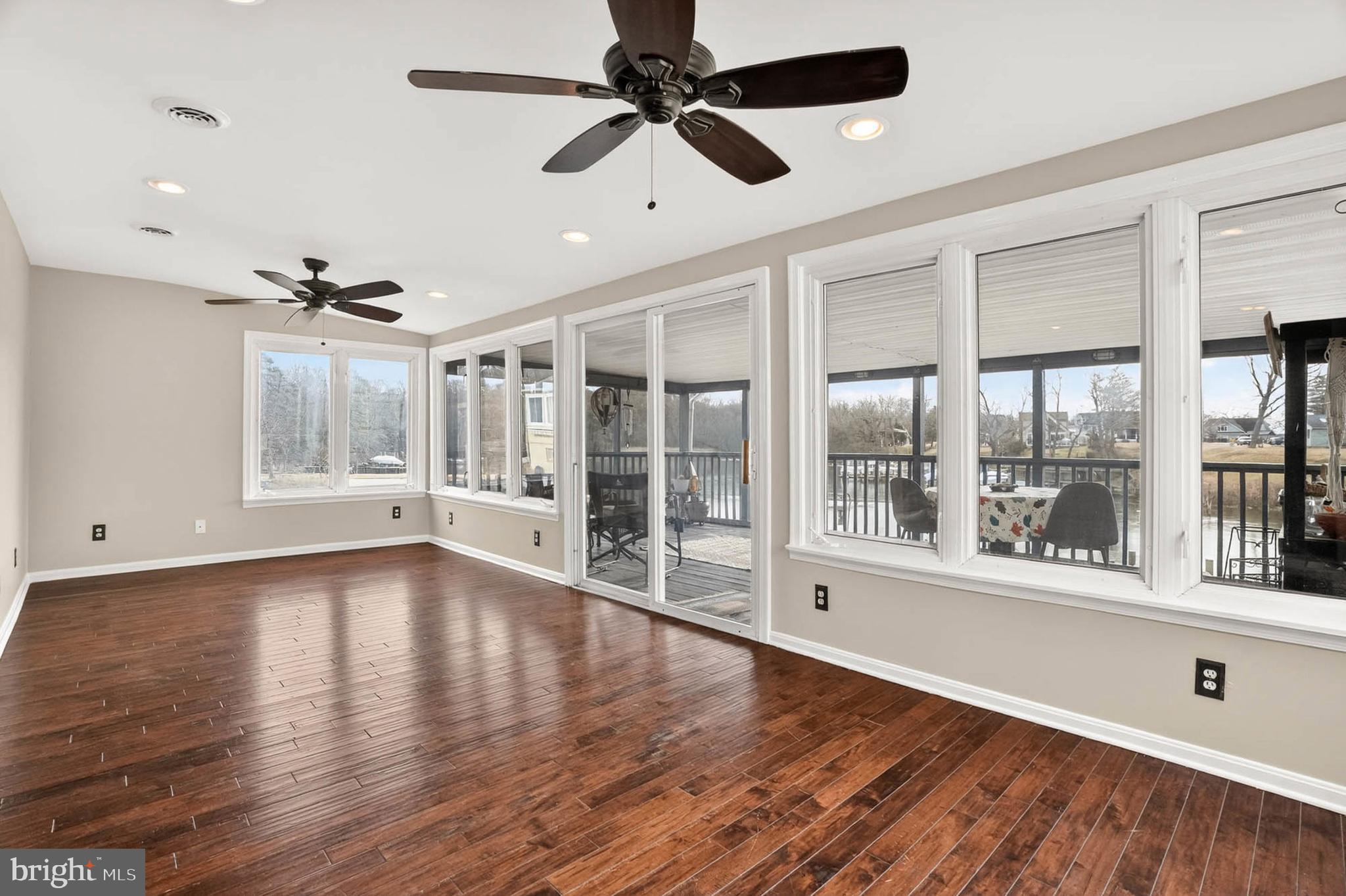 333 Sturtons Lane Pasadena, MD 21122 - Photo 11 of 46 Living Room