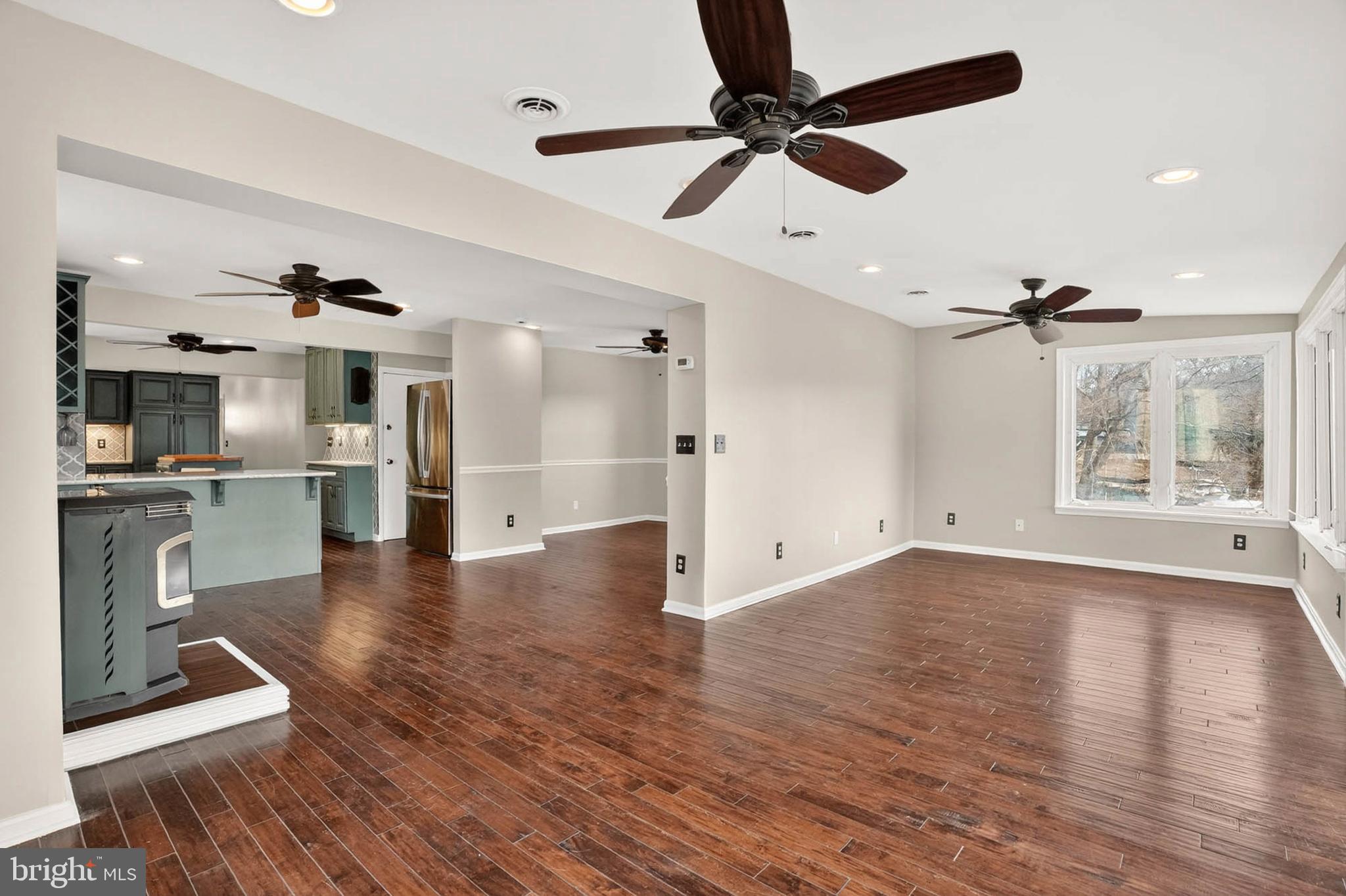 333 Sturtons Lane Pasadena, MD 21122 - Photo 13 of 46 Kitchen/Dining/Living