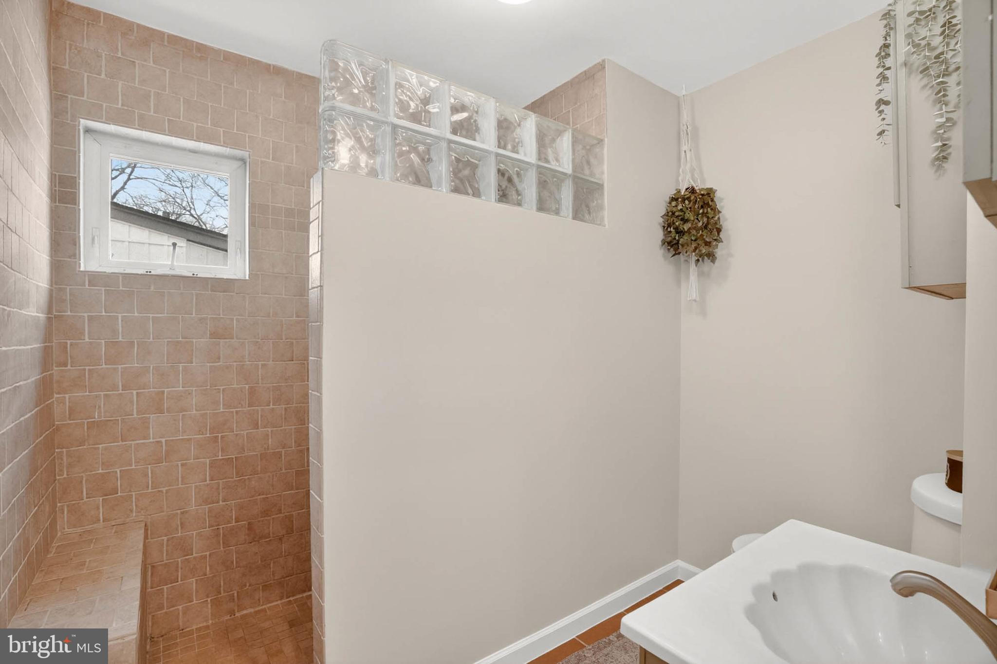 333 Sturtons Lane Pasadena, MD 21122 - Photo 22 of 46 MMain level full bath