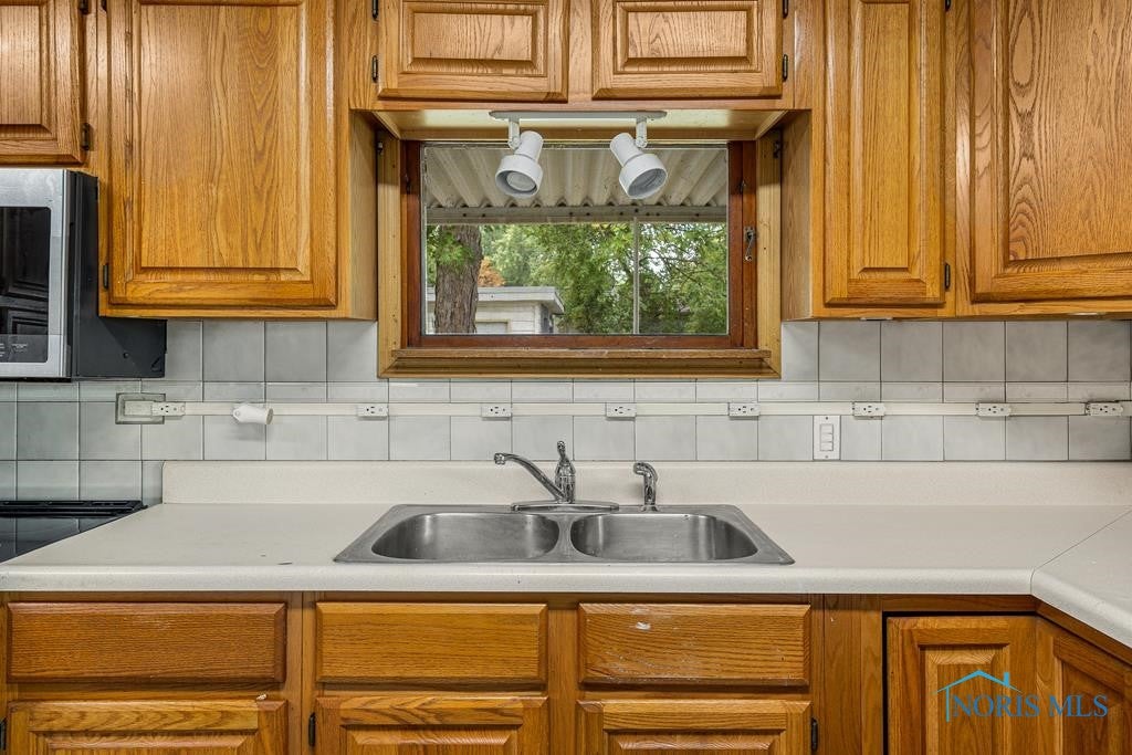 1108 Westgate Road Toledo, OH 43615 - Photo 13 of 33 Gallery Image 13