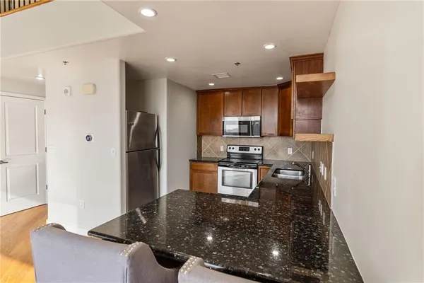 $329,000 | 600 Admiral Boulevard, Unit 407, Kansas City, MO 64106