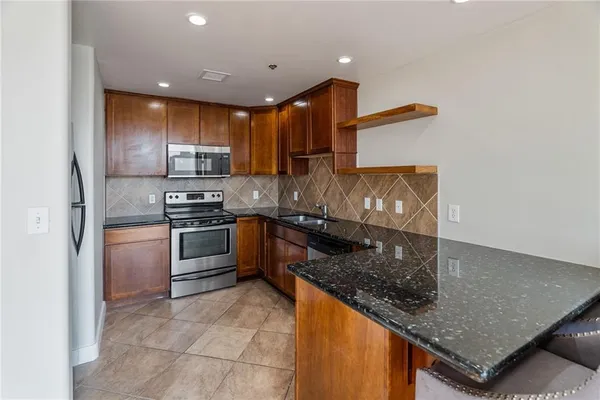 $329,000 | 600 Admiral Boulevard, Unit 407, Kansas City, MO 64106