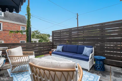 a view of sitting area with furniture
