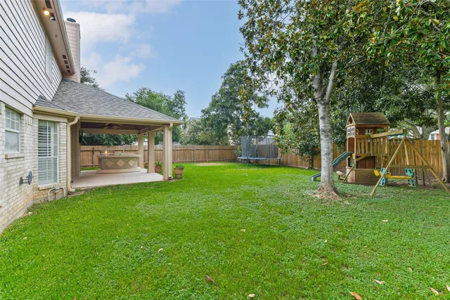 a view of a house with backyard