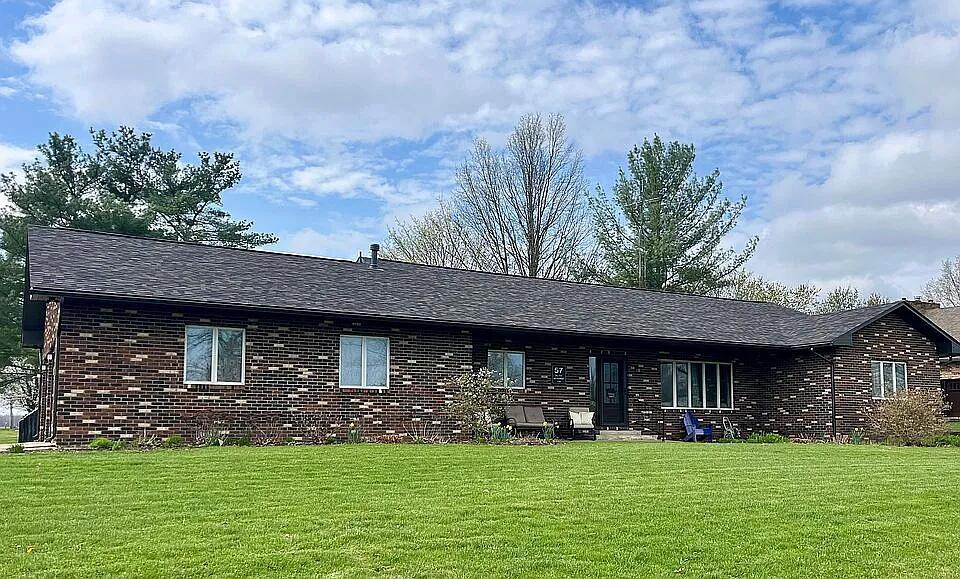 a view of a house with a yard