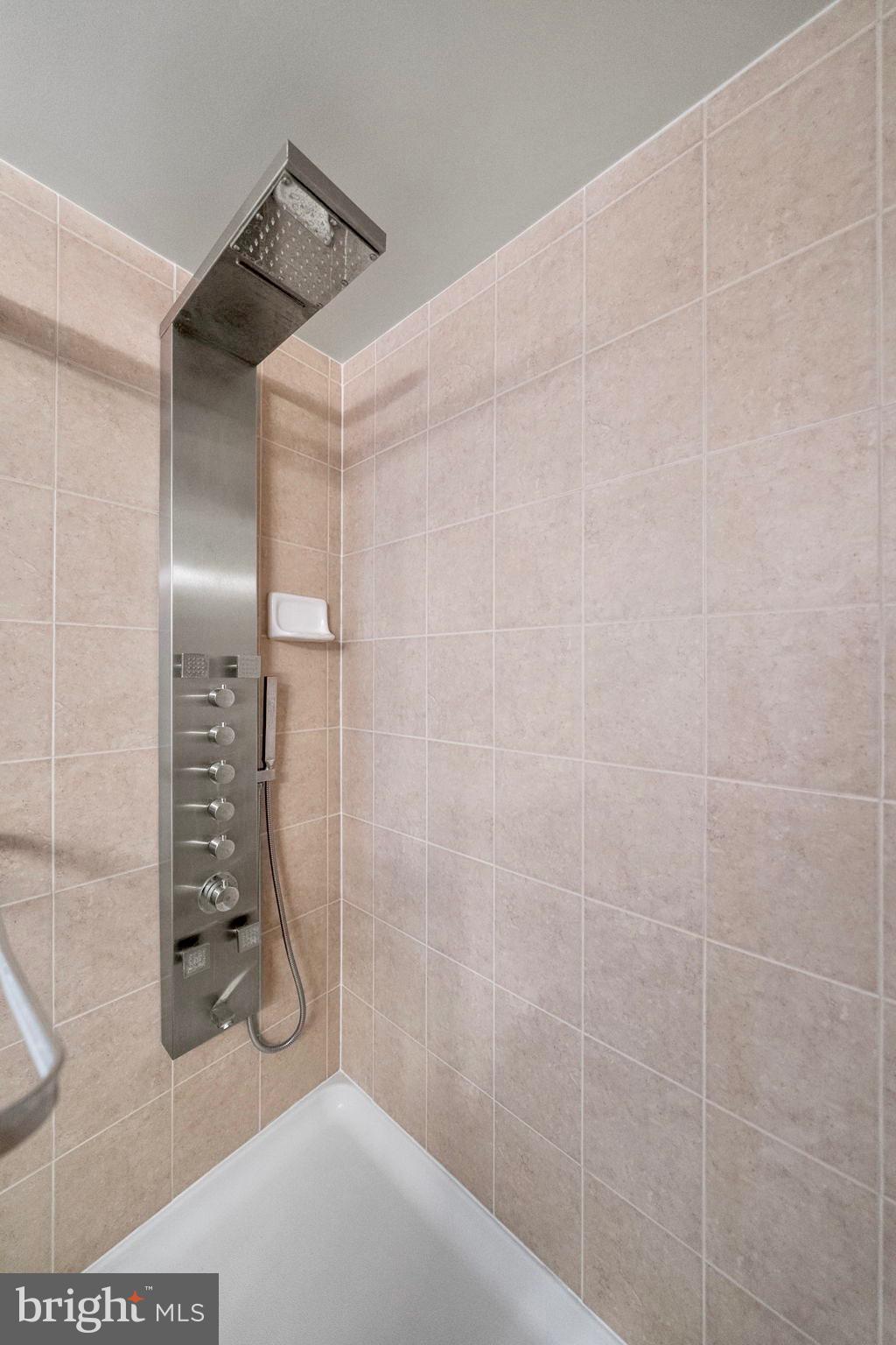 11800 Sunset Hills Road, Unit 1005 Reston, VA 20190 - Photo 12 of 42 Shower details