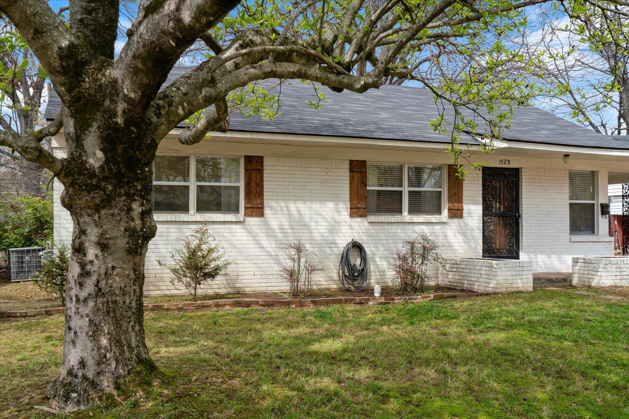 1529 Welsh Road Memphis, TN 38117 - Photo 3 of 27 a backyard of a house with table and chairs