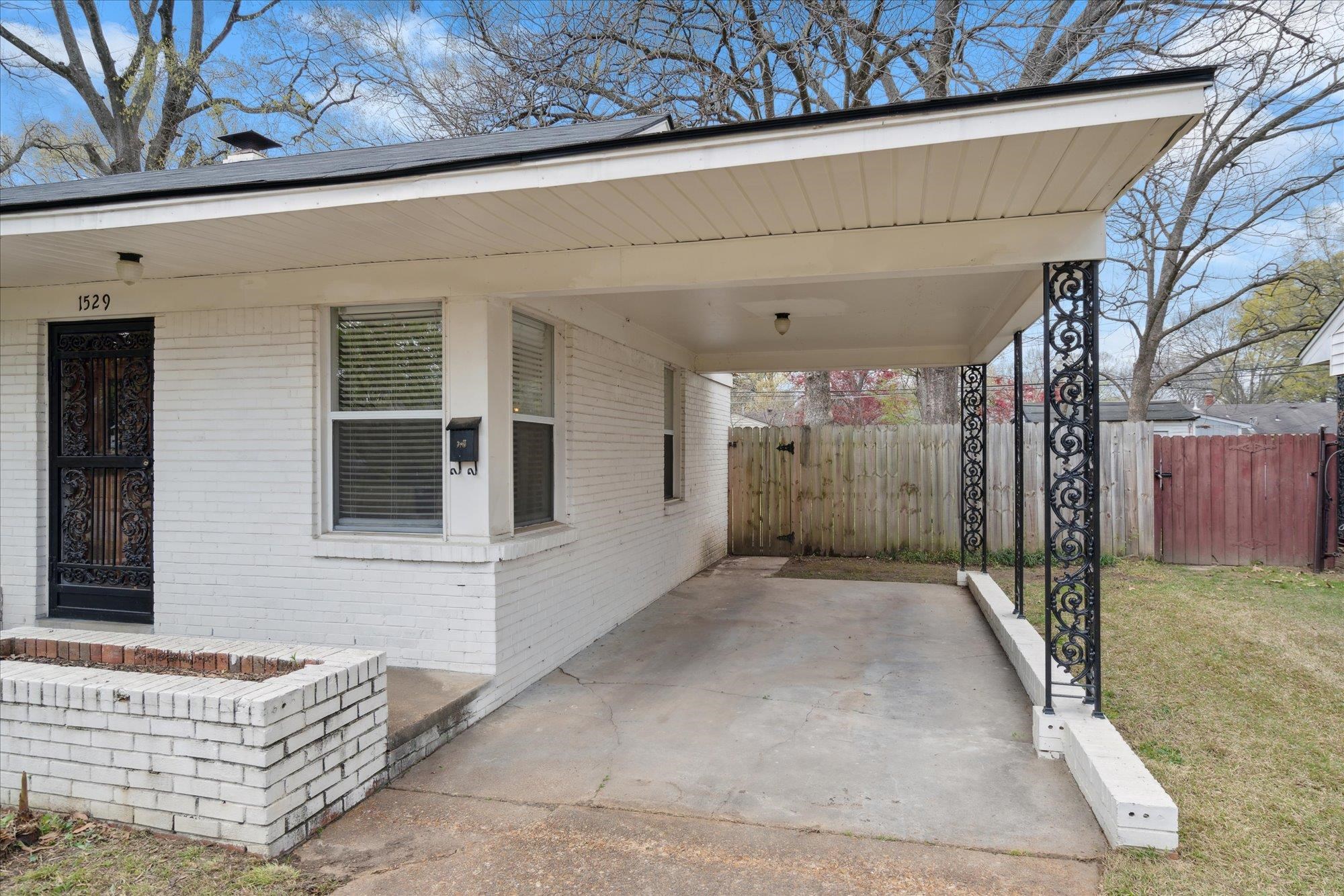 1529 Welsh Road Memphis, TN 38117 - Photo 4 of 27 a view of a porch