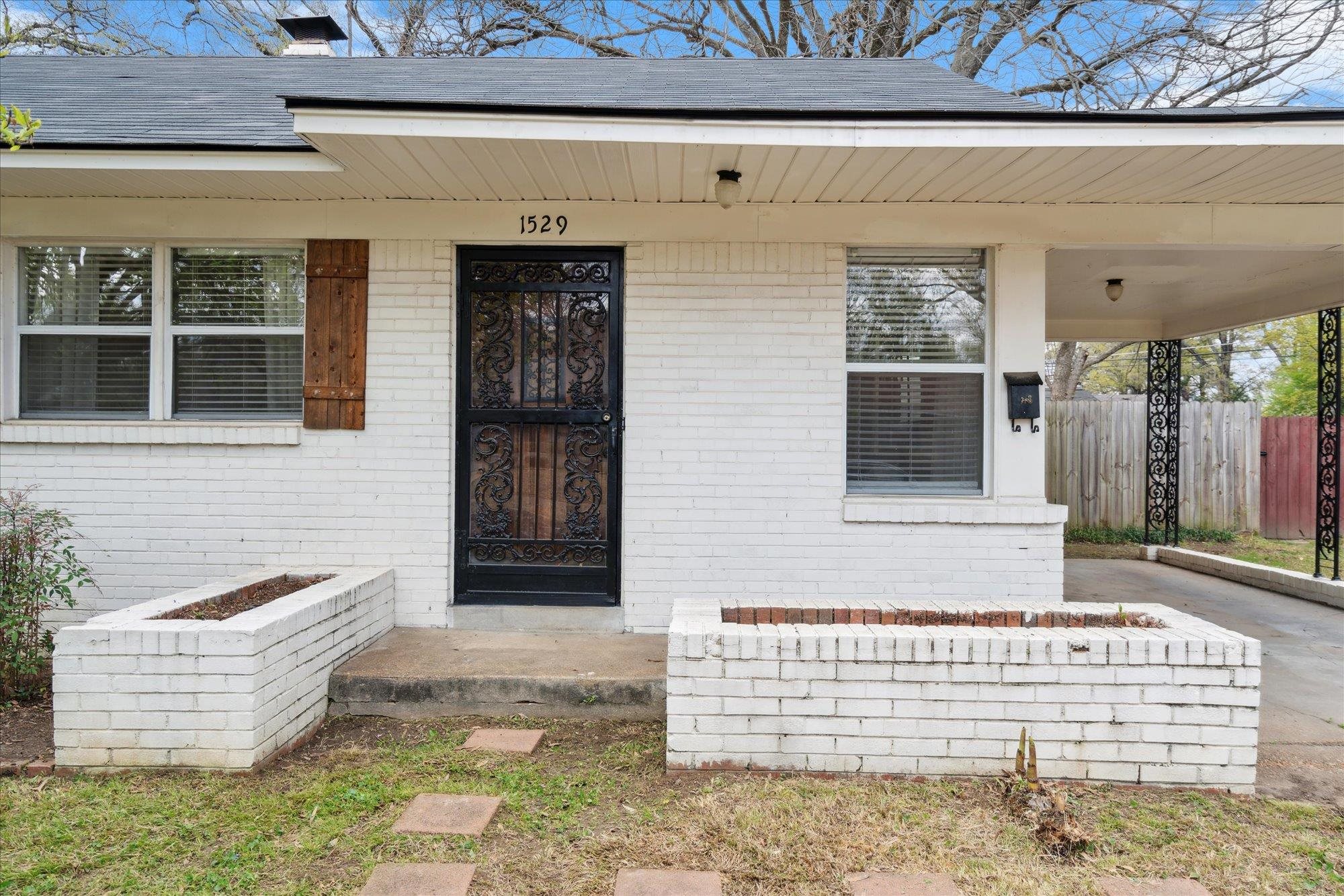 1529 Welsh Road Memphis, TN 38117 - Photo 5 of 27 a front view of a house