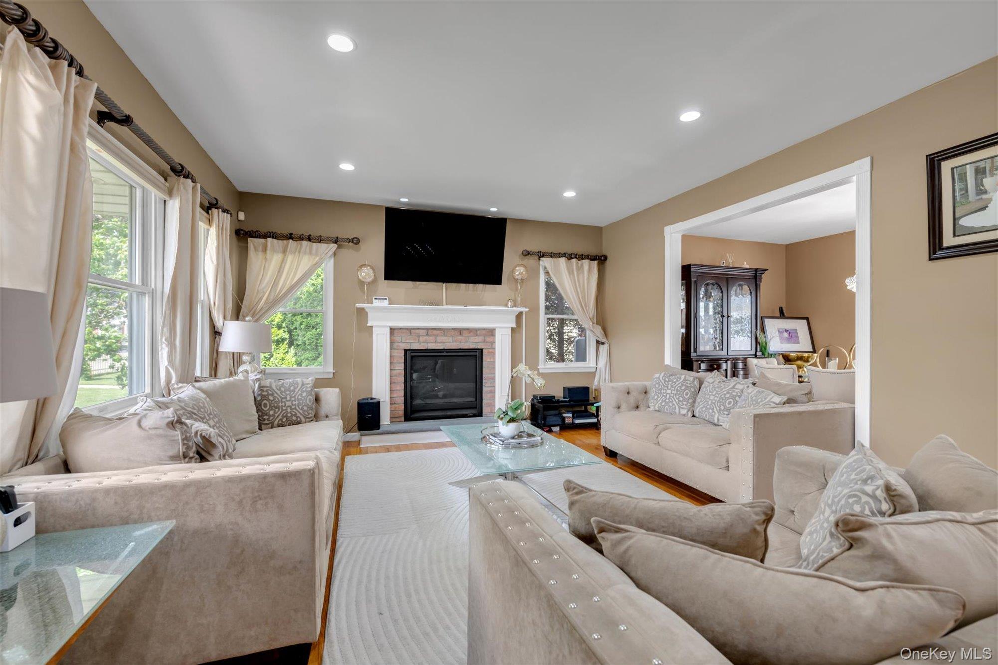 146 Melville Road Farmingdale, NY 11735 - Photo 4 of 26