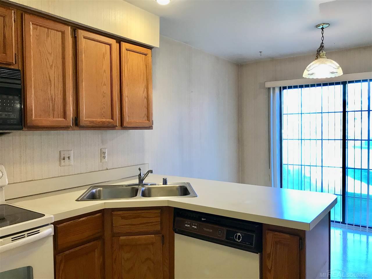 6325 Celeste Road West Bloomfield, MI 48322 - Photo 11 of 27 31335071-10.JPG