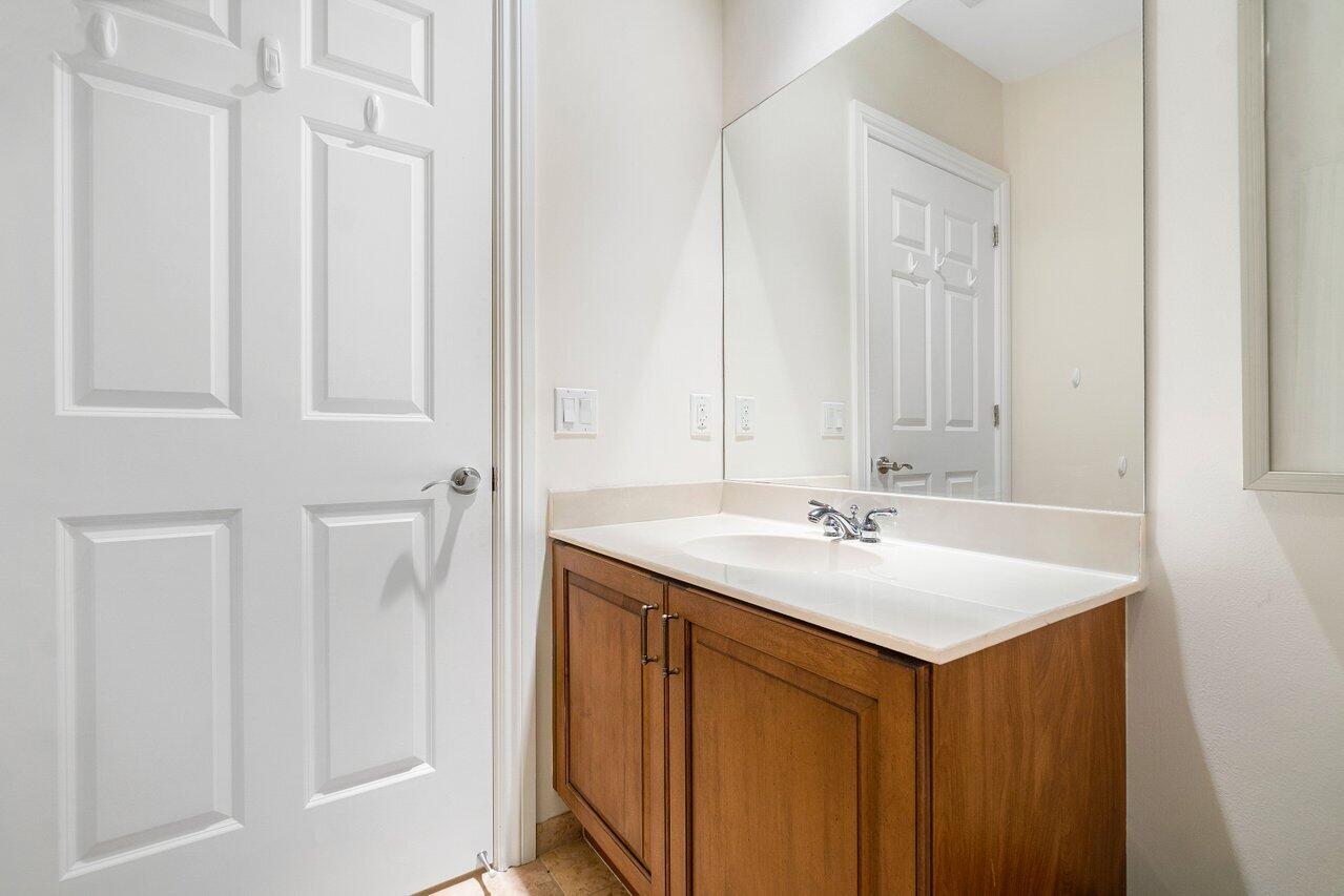 809 Estancia Way Boynton Beach, FL 33435 - Photo 18 of 37 Guest bathroom