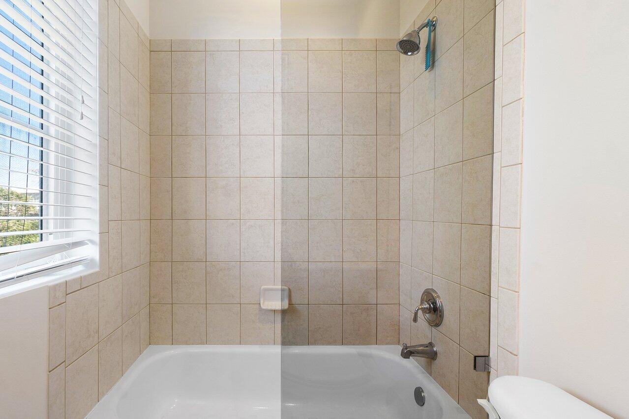 809 Estancia Way Boynton Beach, FL 33435 - Photo 27 of 37 Guest bathroom