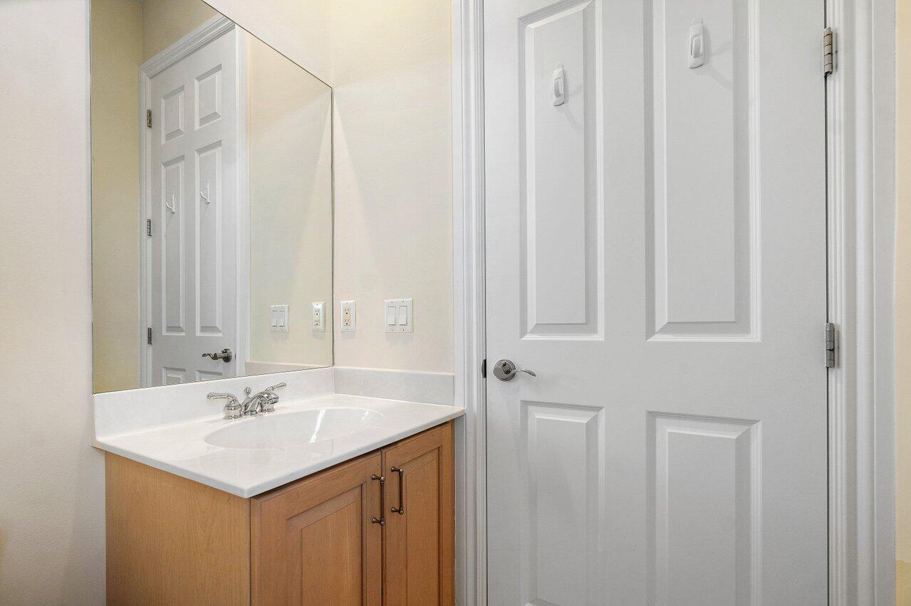 809 Estancia Way Boynton Beach, FL 33435 - Photo 28 of 37 Guest bathroom