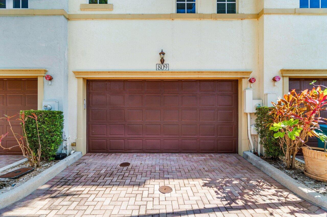 809 Estancia Way Boynton Beach, FL 33435 - Photo 30 of 37 Garage