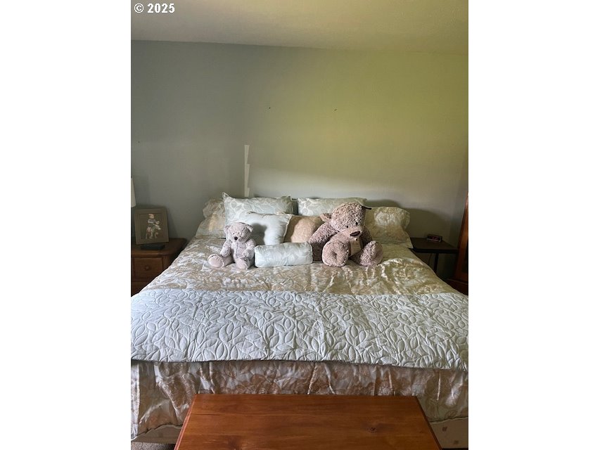 1627 Maple Street Myrtle Point, OR 97458 - Photo 14 of 23 a living room with furniture and a couch