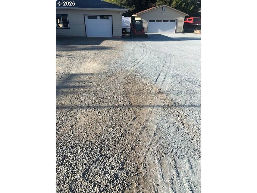 1627 Maple Street Myrtle Point, OR 97458 - Photo 22 of 23 a bathroom with a shower