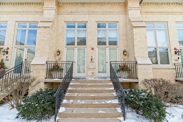 $1,175,000 | 194 Whistler Road, Unit 301, Highland Park, IL 60035