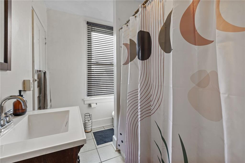 5211 Kent Way Pittsburgh, PA 15201 - Photo 12 of 18 a bathroom with a bathtub and a sink