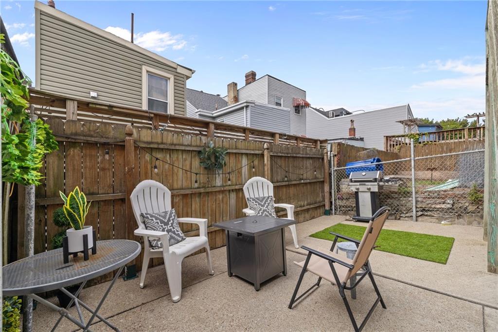 5211 Kent Way Pittsburgh, PA 15201 - Photo 16 of 18 a view of deck with seating space