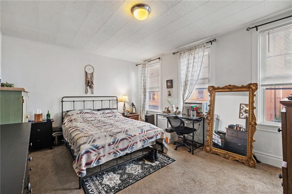 5211 Kent Way Pittsburgh, PA 15201 - Photo 9 of 18 a bedroom with bed and window