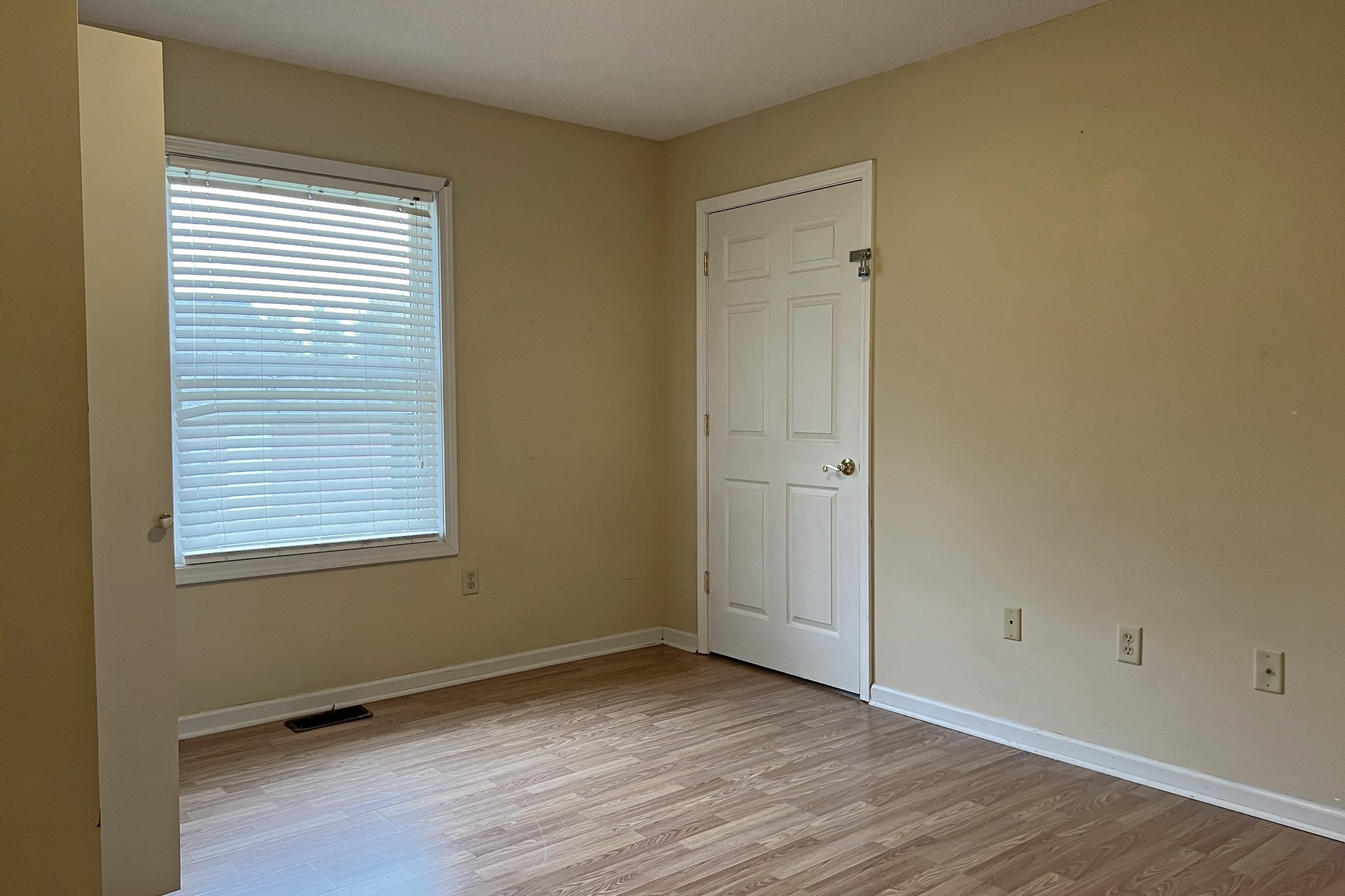1117 Brookhaven Road Franklin, KY 42134 - Photo 20 of 42 a view of an empty room with wooden floor and a window