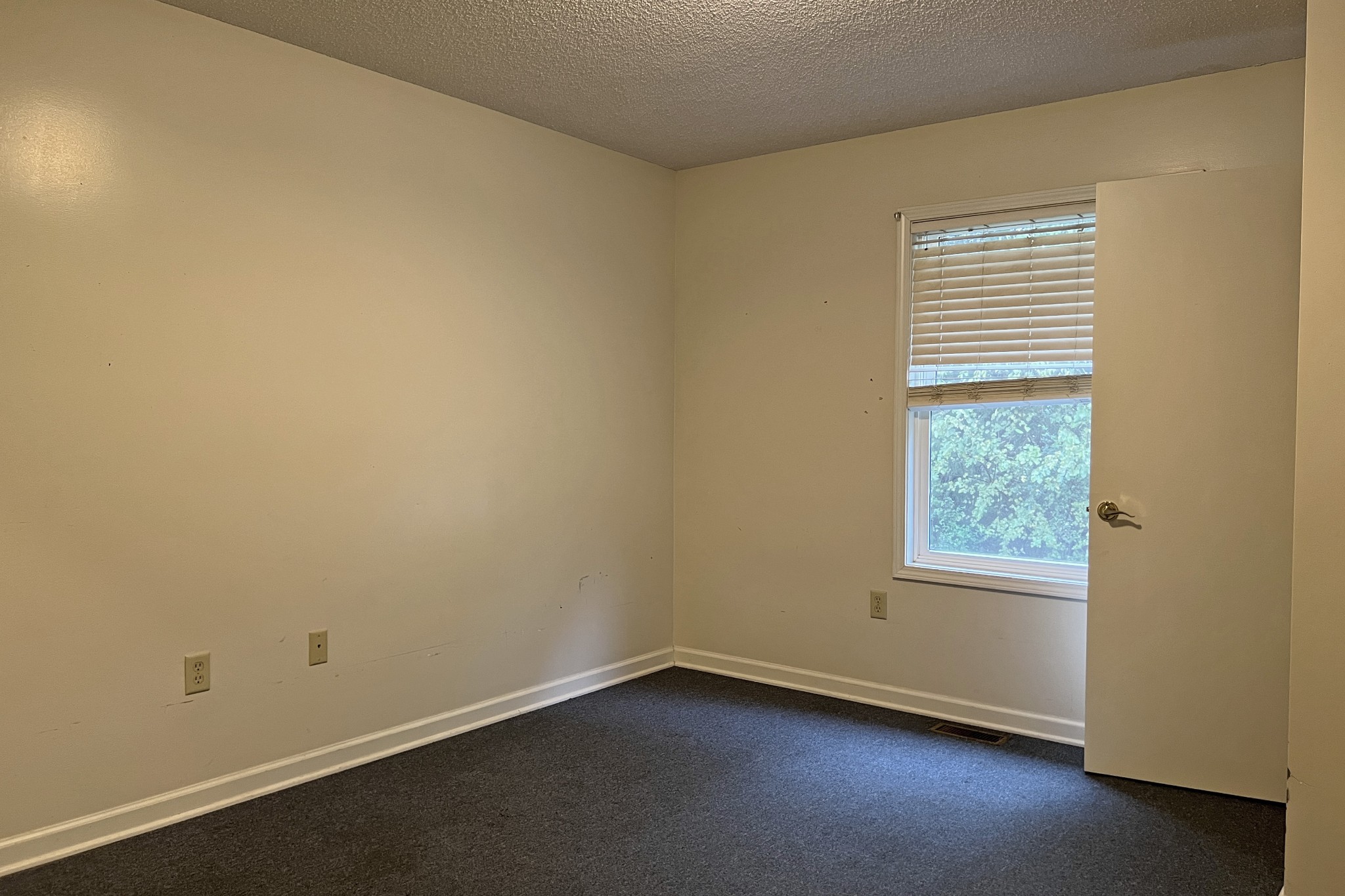 1117 Brookhaven Road Franklin, KY 42134 - Photo 24 of 42 an empty room with a window