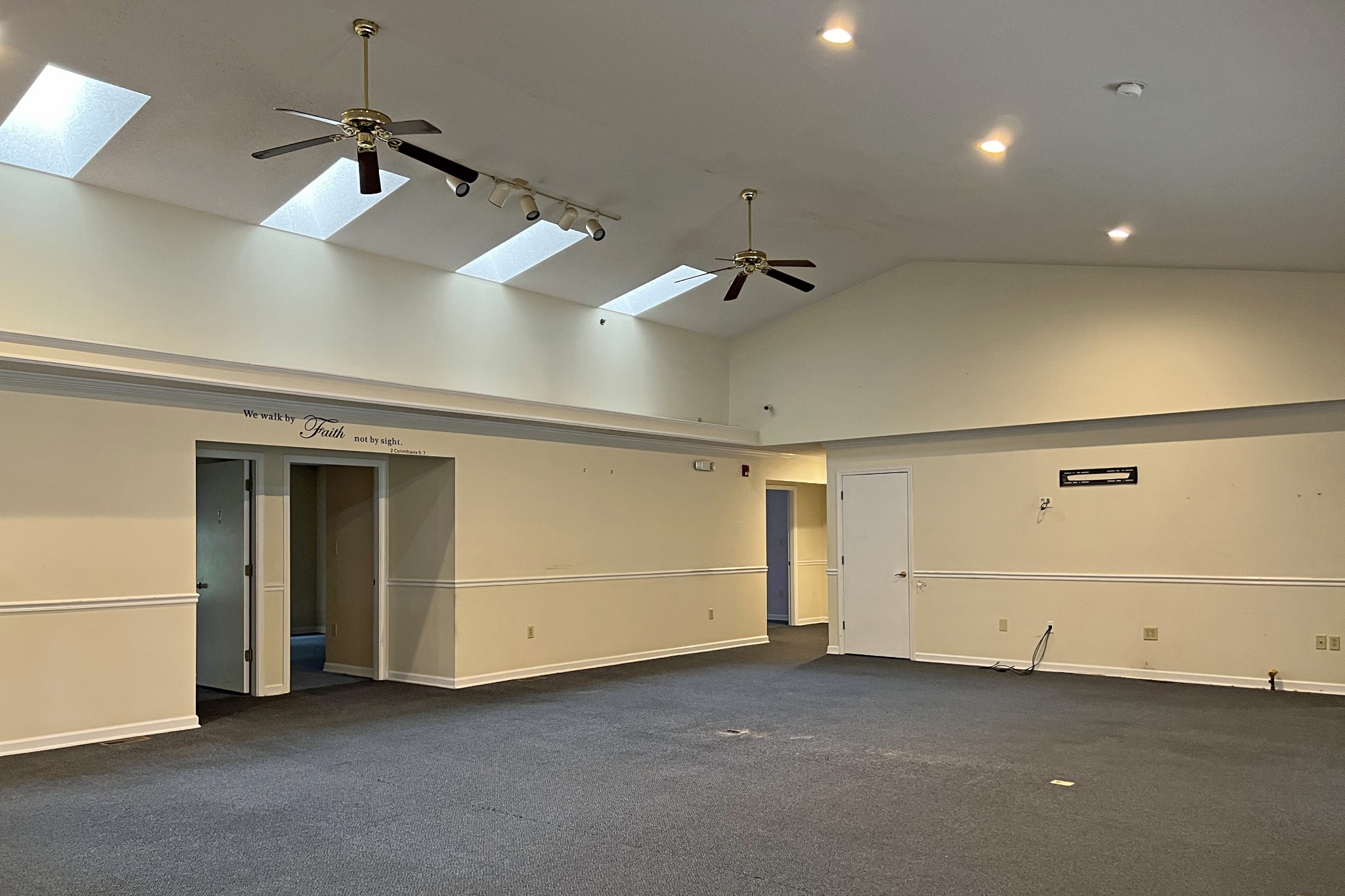 1117 Brookhaven Road Franklin, KY 42134 - Photo 5 of 42 a view of a livingroom with a projector and a ceiling fan