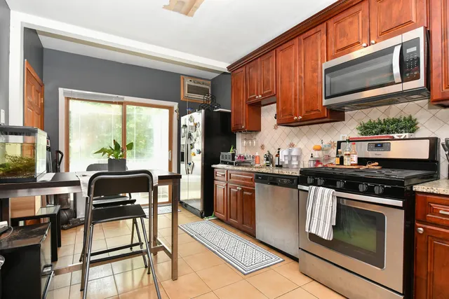 $1,300,444 | 9 50th Street, Weehawken, NJ 07086