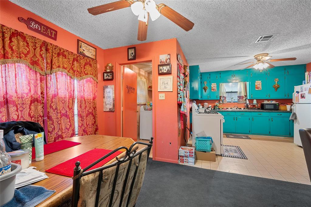 416 Capps Street Marlin, TX 76661 - Photo 5 of 25 a patio with table and chairs