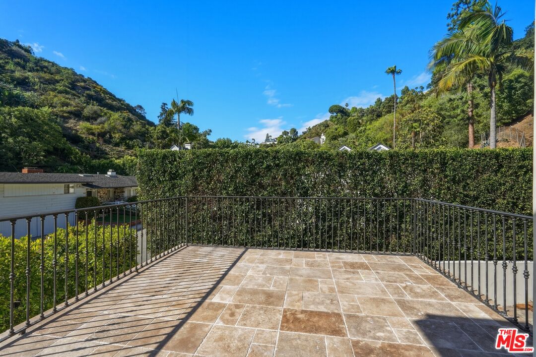 900 Chantilly Road Los Angeles, CA 90077 - Photo 38 of 46