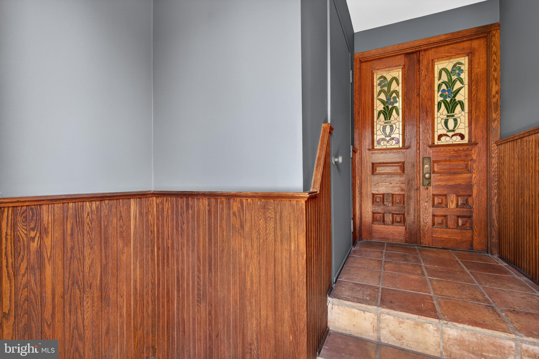 306 9th Street Southeast Washington, DC 20003 - Photo 5 of 50 an entryway with a door