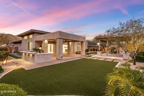 a view of a house with backyard