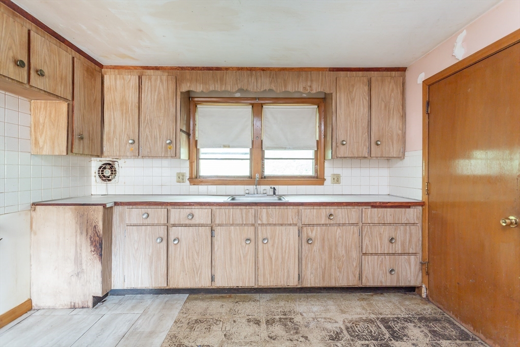 10 Michael Road Randolph, MA 02368 - Photo 6 of 22