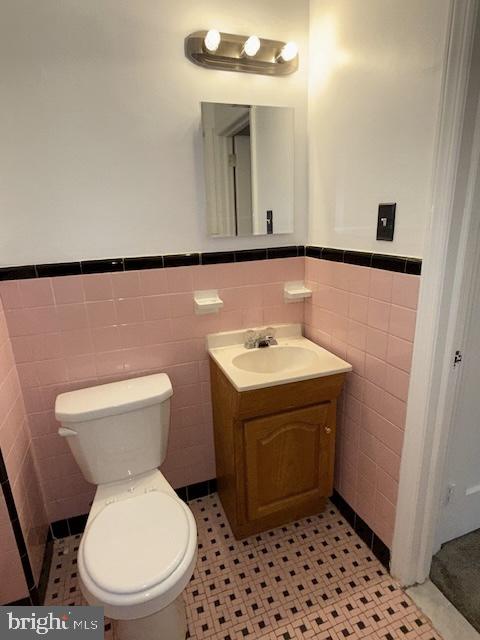 728 Oak Way Havertown, PA 19083 - Photo 8 of 26 a bathroom with a toilet sink and mirror