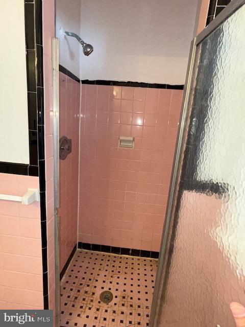 728 Oak Way Havertown, PA 19083 - Photo 10 of 26 a bathroom with a shower