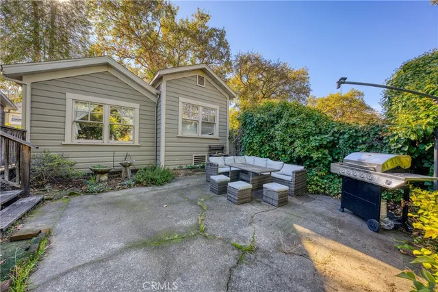 a view of a backyard