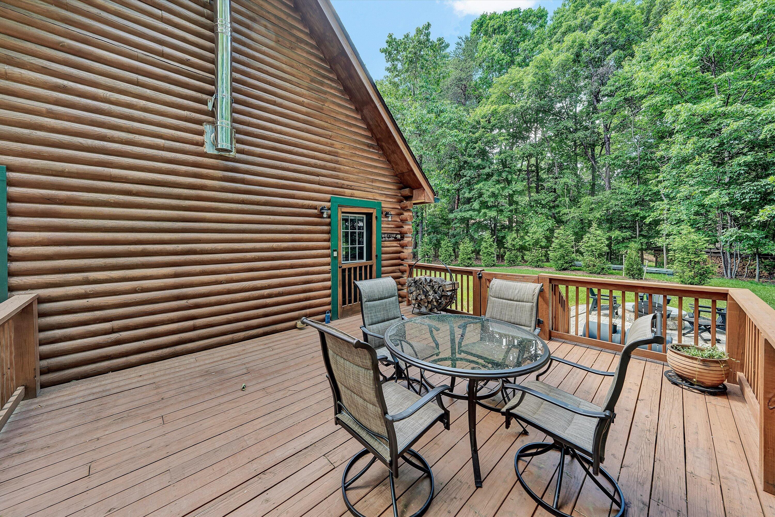 6211 Hillcrest Road Salem, VA 24153 - Photo 30 of 36 a balcony with table and chairs