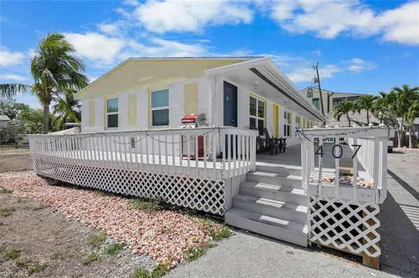 $1,395 | 407 Mango Avenue, Unit 1, Goodland, FL 34140