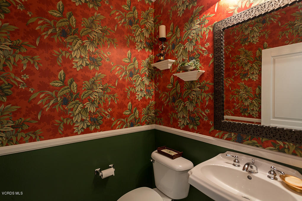 210 Knoll Ridge Road Simi Valley, CA 93065 - Photo 12 of 46 a bathroom with a toilet and sink