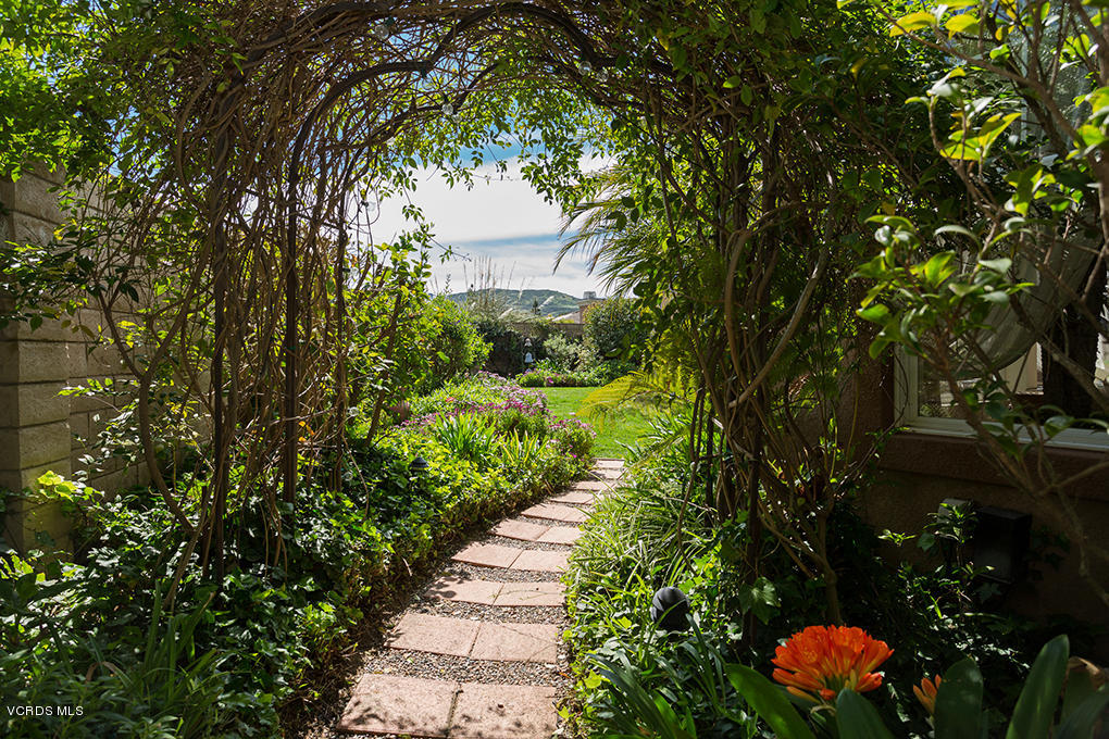 210 Knoll Ridge Road Simi Valley, CA 93065 - Photo 29 of 46 a picture of flowers