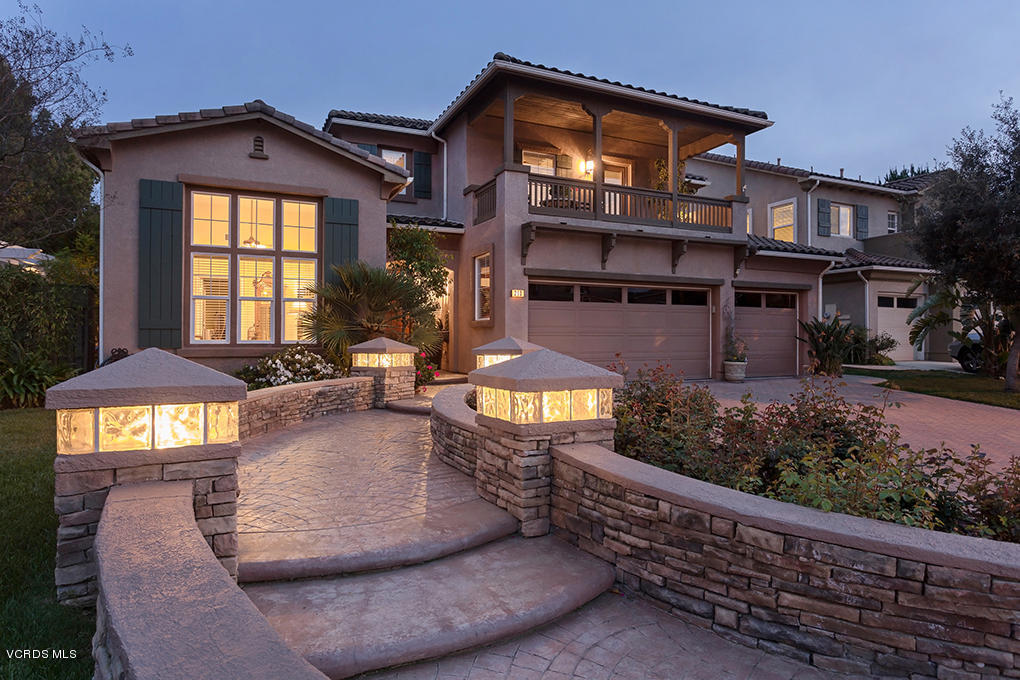 210 Knoll Ridge Road Simi Valley, CA 93065 - Photo 4 of 46 a view of a house with roof and sitting area
