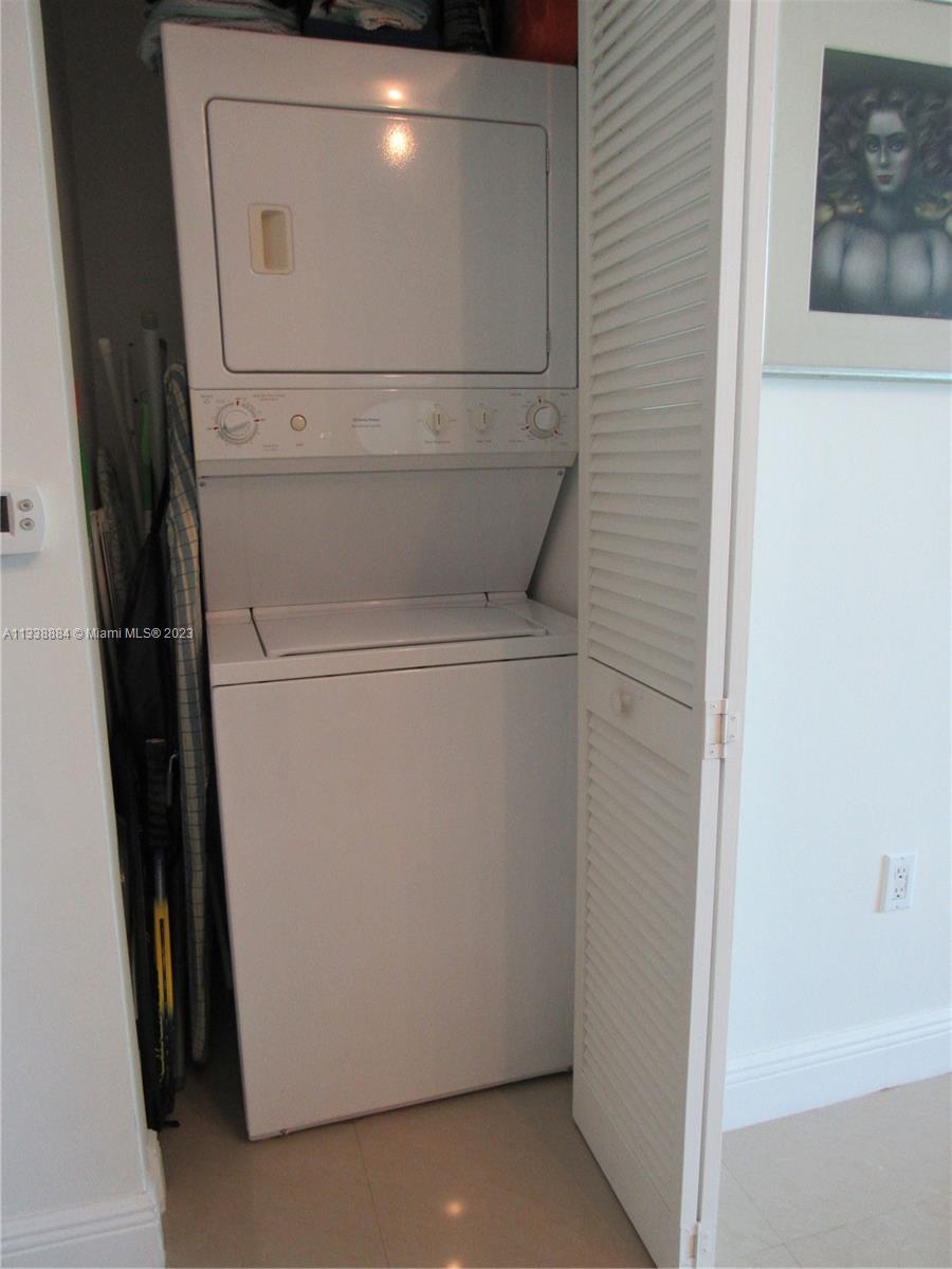 Plaza on Brickell Miami, FL 33131 - Photo 12 of 31 a utility room with dryer and washer