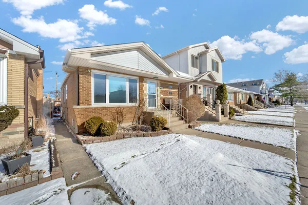$354,900 | 6628 West 63rd Place, Chicago, IL 60638