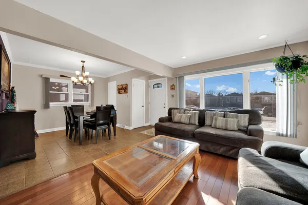 $354,900 | 6628 West 63rd Place, Chicago, IL 60638
