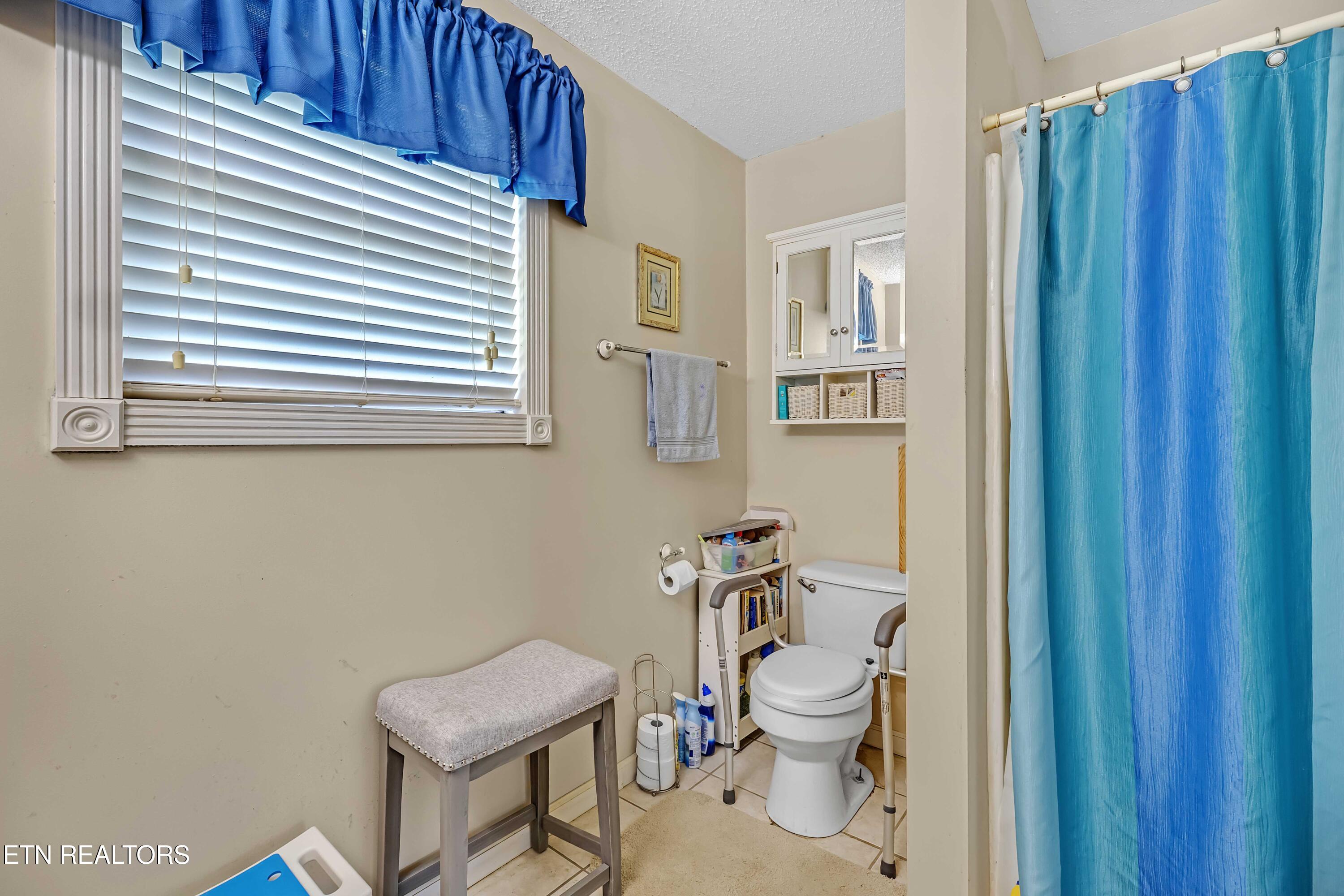 958 West Hunt Road Alcoa, TN 37701 - Photo 26 of 47 primary bathroom