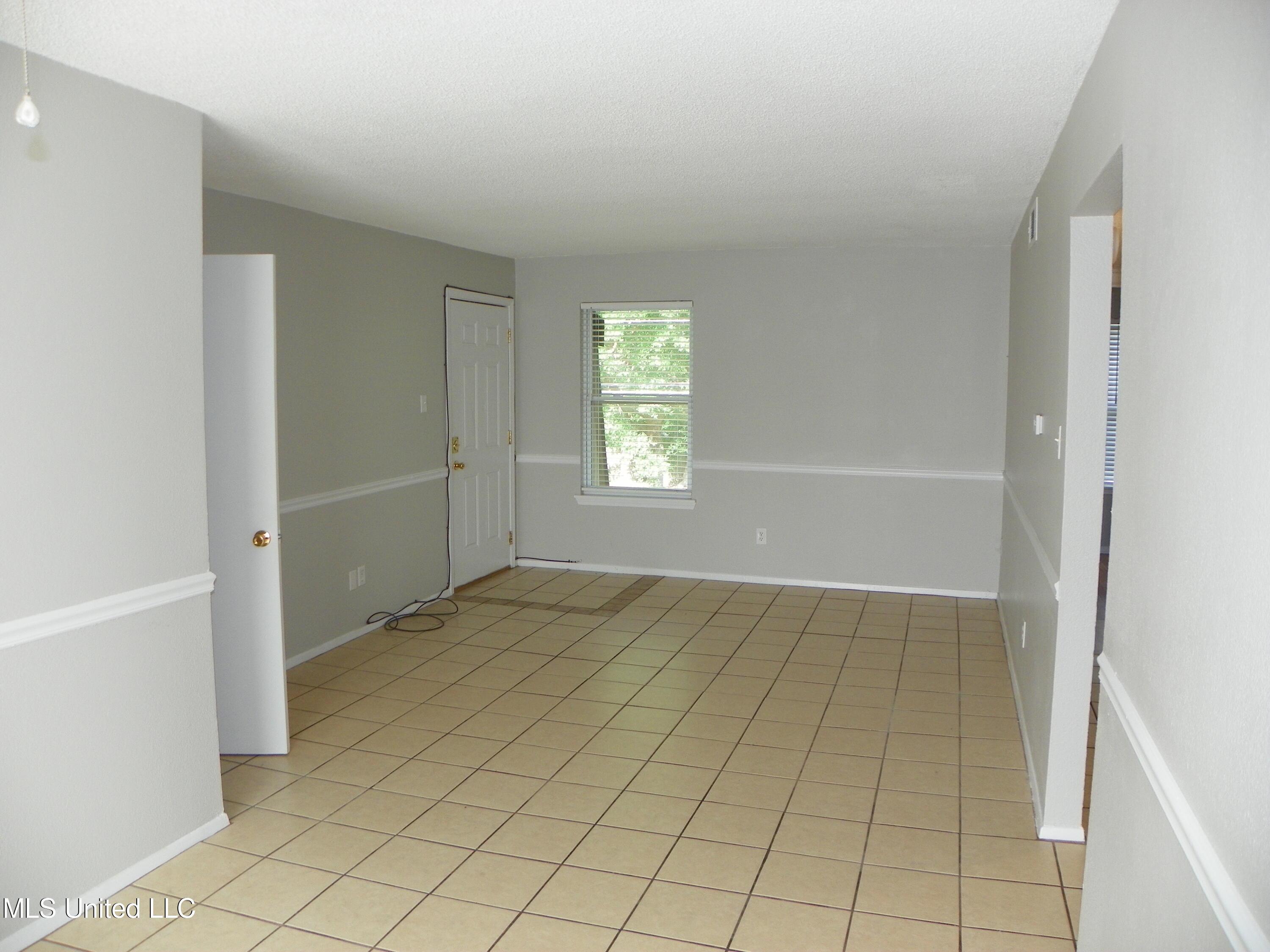 431 Bechtel Boulevard, Unit 3 Ocean Springs, MS 39564 - Photo 2 of 11 Living Room