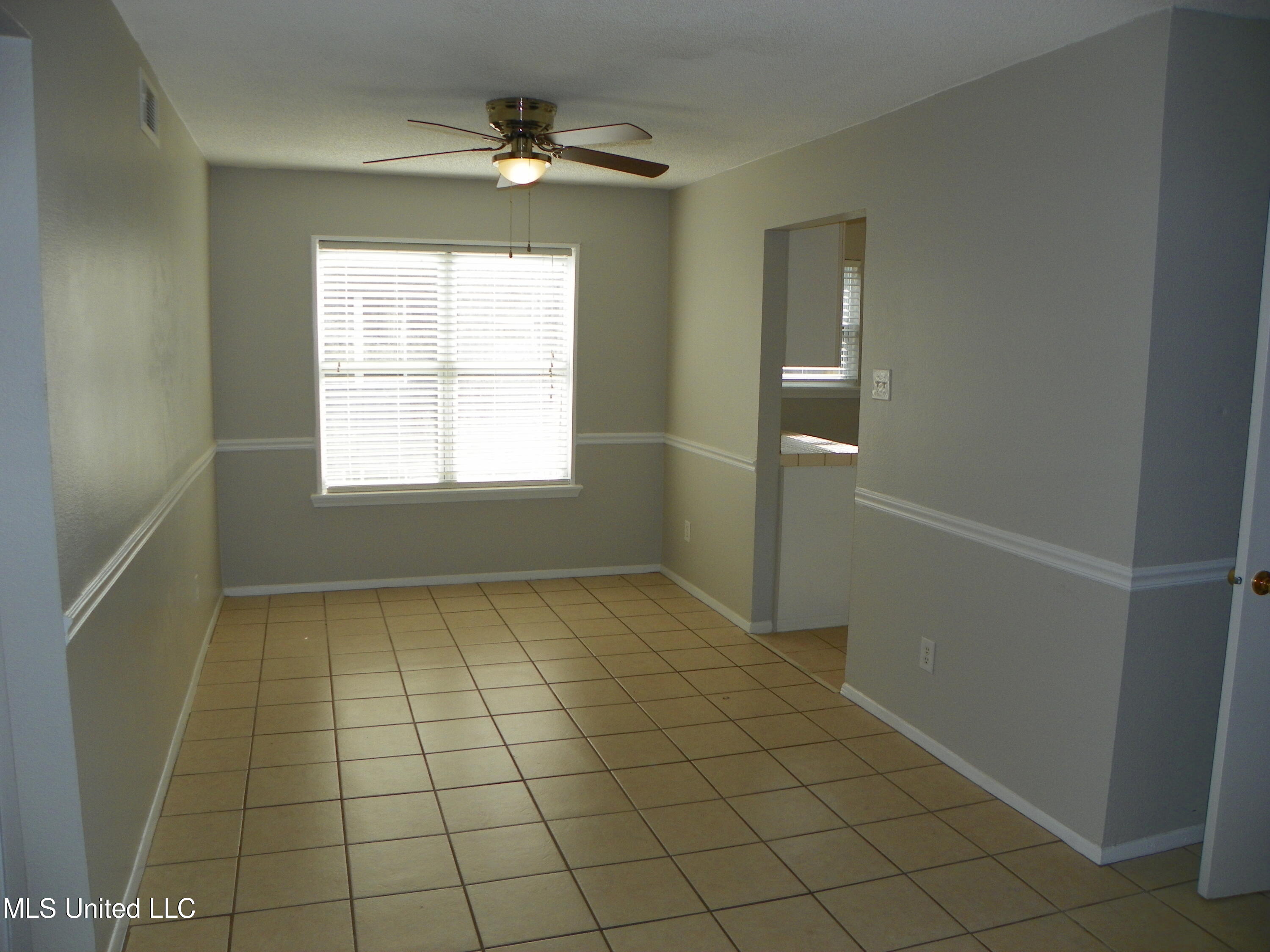 431 Bechtel Boulevard, Unit 3 Ocean Springs, MS 39564 - Photo 3 of 11 Dining